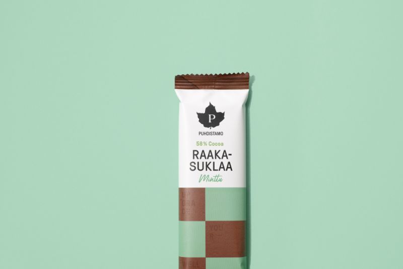 Kuvassa raakakaakaopatukka kuvattuna ylhäältä päin mintun värisellä taustakartongilla.